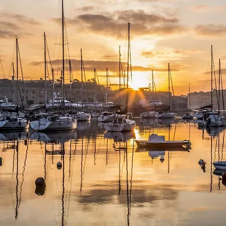 Stunning 3br With Marina Views Apartment