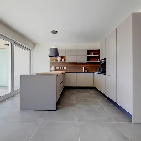 Stunning 3br With Marina Views *