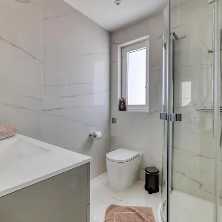 Stunning 3br With Marina Views *
