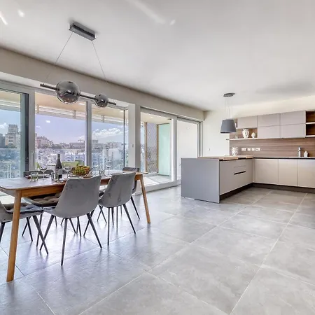 Stunning 3br With Marina Views