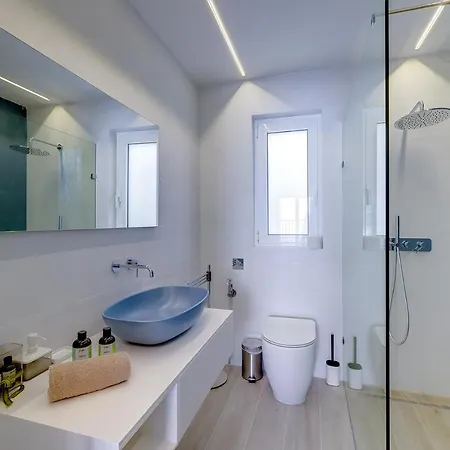 Stunning 3br With Marina Views Apartment
