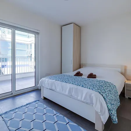 Stunning 3br With Marina Views Apartment
