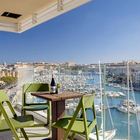Stunning 3br With Marina Views Apartment *